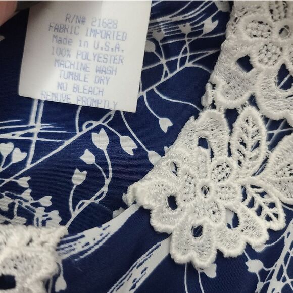 Vintage 70s Tulip Print Pleated Crochet Collar Dress - Picture 9 of 13